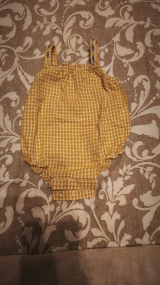 Pelele amarillo de cuadros