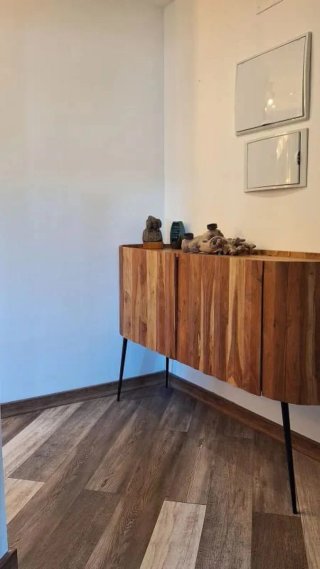 URGE Aparador de madera con patas metálicas