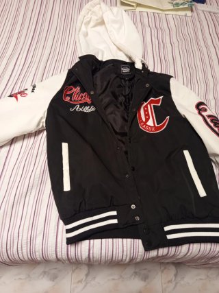 Anorak estilo universitario