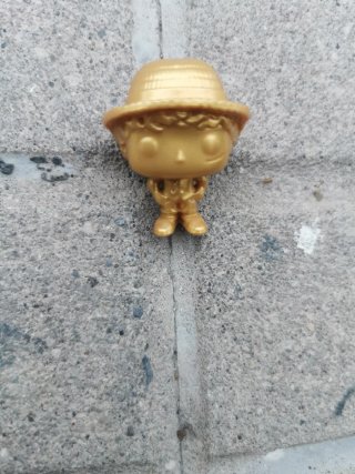 Muñeco coleccionable dorado