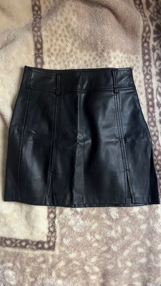 Falda corta de cuero negra