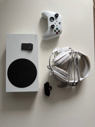 Xbox Series S con accesorios