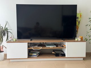 Mueble de TV moderno blanco y madera