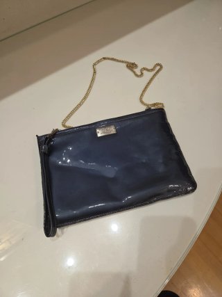 Bolso de piel azul con cadena