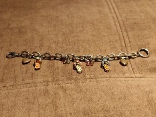Pulsera Plateada con Abalorios de Chanclas