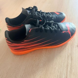 Zapatillas Puma Negras y Rojas