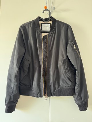 Bomber negra Pull&Bear S con cremallera dorada