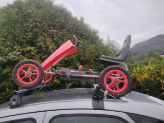 Coche a pedales infantil
