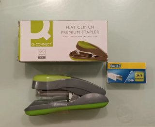 Grapadora Q-Connect con Caja de Grapas