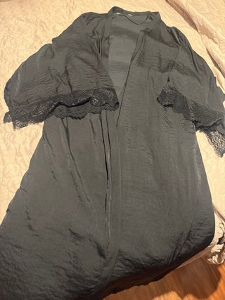 Bata de casa negra con encaje