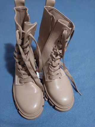 Botas Beige con Cordones