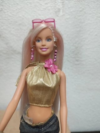 Barbie con outfit dorato