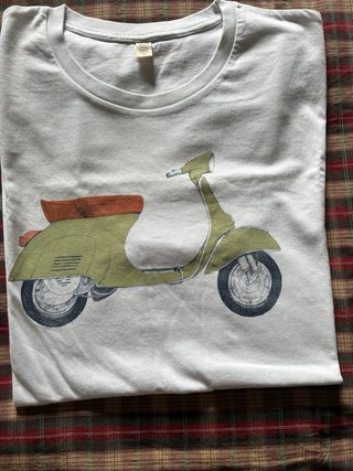 Camiseta Blanca con Estampado de Moto