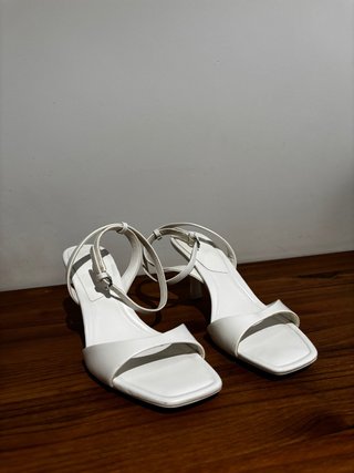 Sandalias de tacón blancas Stradivarius