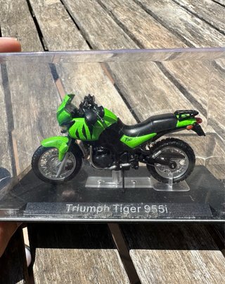 Moto de colección Triumph Tiger 955i escala 1/24