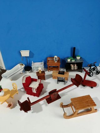 Set di mobili per casa delle bambole