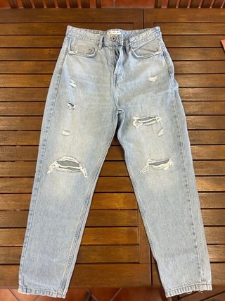 Pantalón vaquero azul con rotos