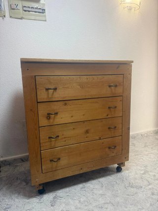 Cómoda de Madera con Cajones y tiene rueda