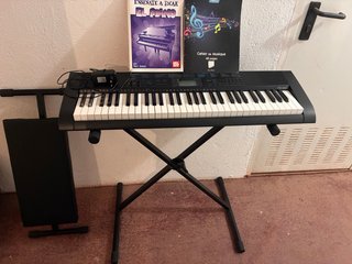 Teclado Casio CTK-1200 con accesorios