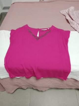 Camiseta Fucsia con Pedrería.