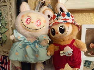 Pareja de figuras Labubu
