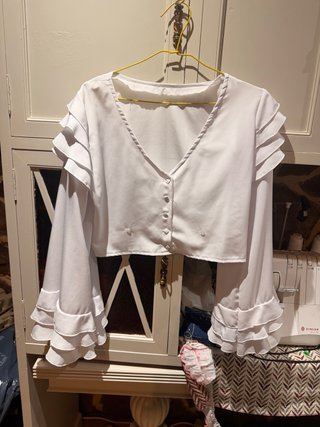 Blusa Blanca con Mangas de Volantes