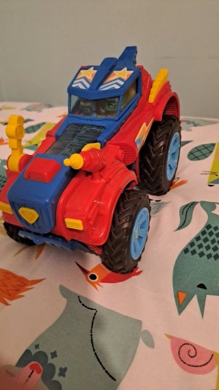 Coche SuperZings y 18 SZ incluidos con caja