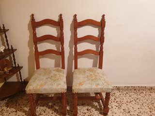 Juego de mesa y 4 sillas de madera