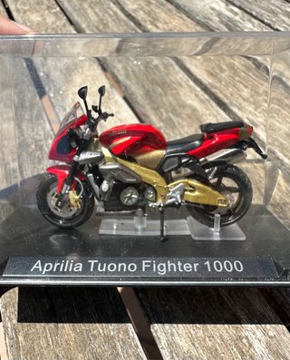 Moto de colección Aprilia Tuono 1000 escala 1/24