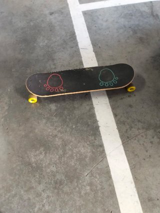 Skateboard con diseño de huellas