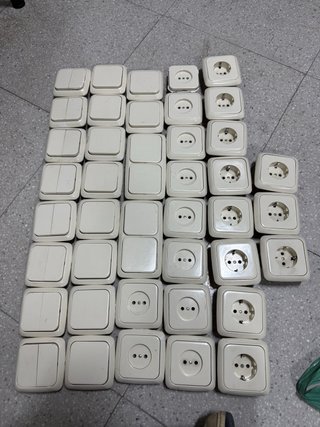 Lote de enchufes y conmutadores Simón