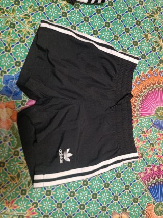 Bermudas de deporte Adidas negras, talla 9-10 .