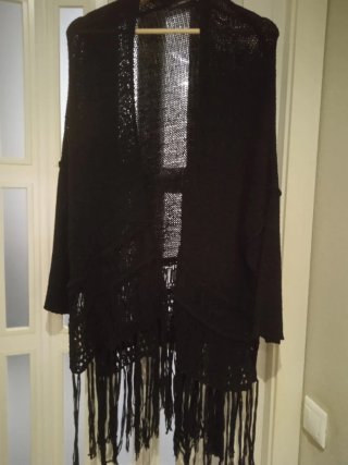 Chaqueta de punto negra con flecos