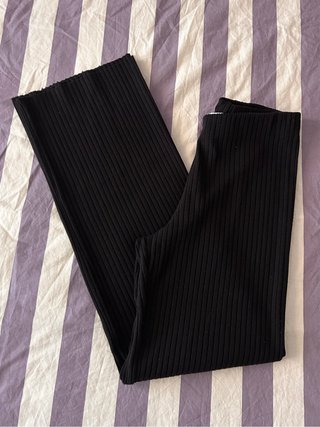 Pantalón negro de canalé Zara