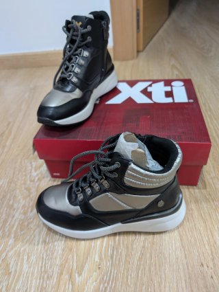 Botines Xti Negros y Plateados