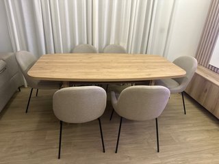 Mesa de comedor de madera