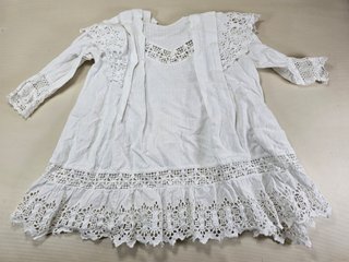 Vestido Antiguo de Niña con Encaje