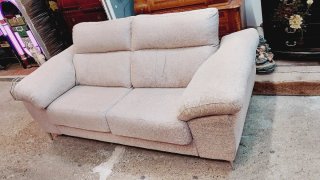 SOFÁ DE 2 PLAZAS EN TELA BEIGE 2A OPORTUNITAT