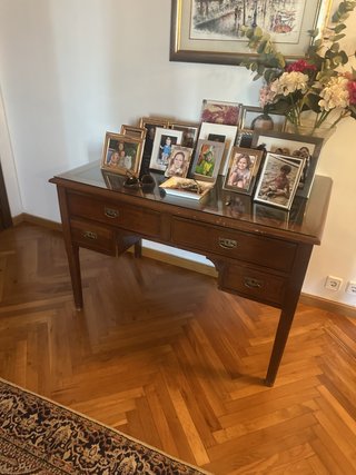 Escritorio de madera con tapa de cristal
