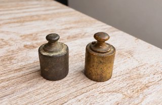 Lote de 2 pesas antiguas de metal