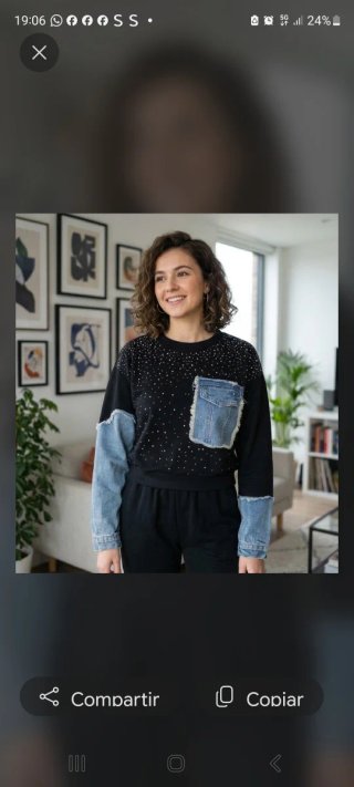 Sudadera negra con pedrería y detalles denim