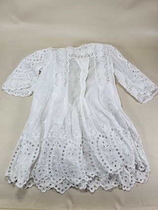 Vestido Antiguo de Niña con Encaje