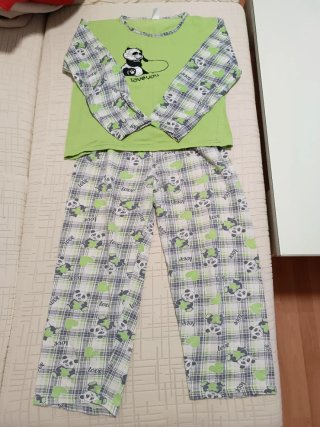 Pijama de dos piezas con estampado de panda