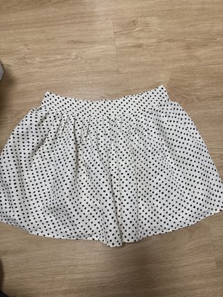 Falda Blanca con Estampado de Lunares Negros