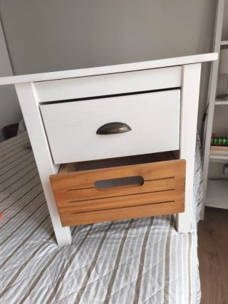 Mesita de noche blanca y madera