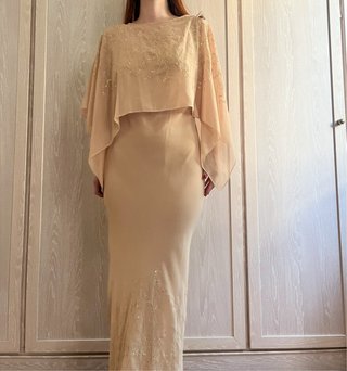 Vestido largo beige con pedrería y capa