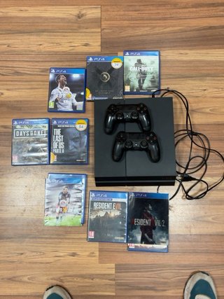 PlayStation 4 con 2 mandos y 8 juegos