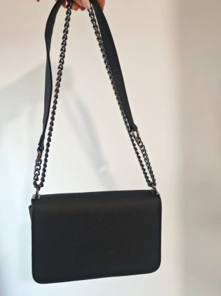 Bolso Negro con Cadena