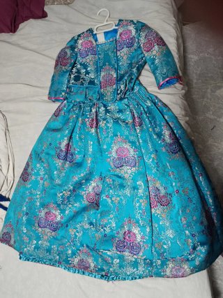 Traje de fallera turquesa y morado