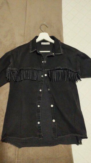 Camisa vaquera negra con flecos y tachuelas